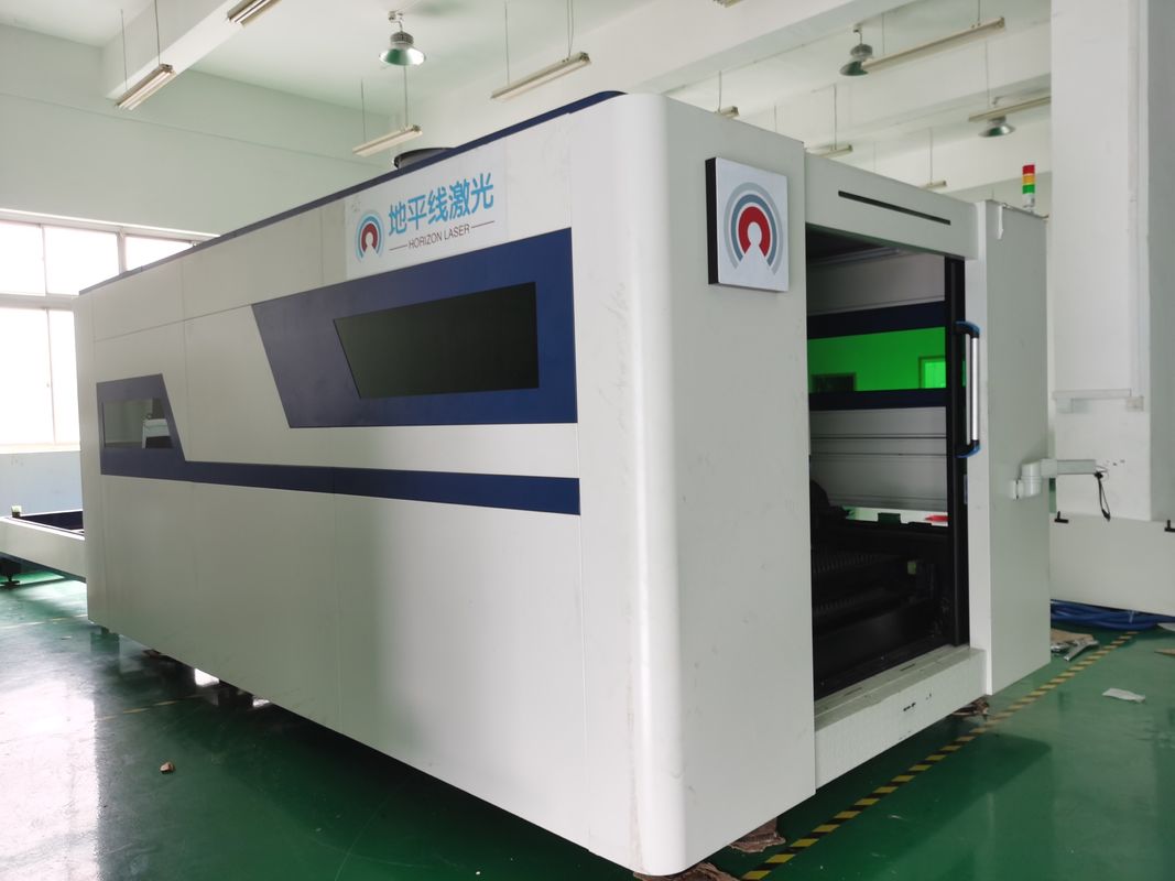 1500W 4000W Mesin Pemotongan Laser Serat CNC Meja Pertukaran IPG MAX 3015 Dengan Penutup