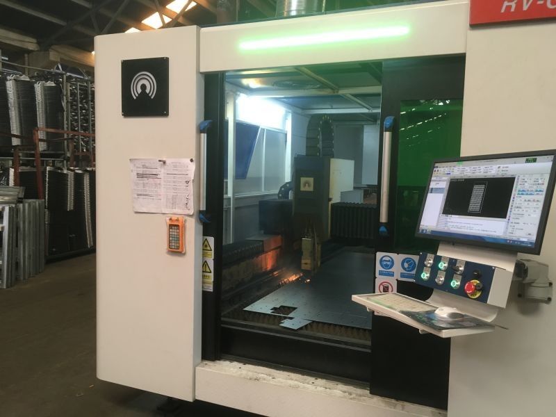 Mesin Pemotong Dan Ukiran Fiber Laser 3000mm 2KW