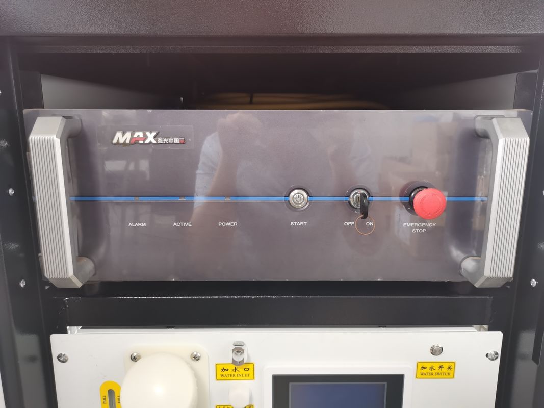 Auto Wire Feeder Handheld Laser Welder 120mm / S 2000W CW Fiber Laser Welding Machine